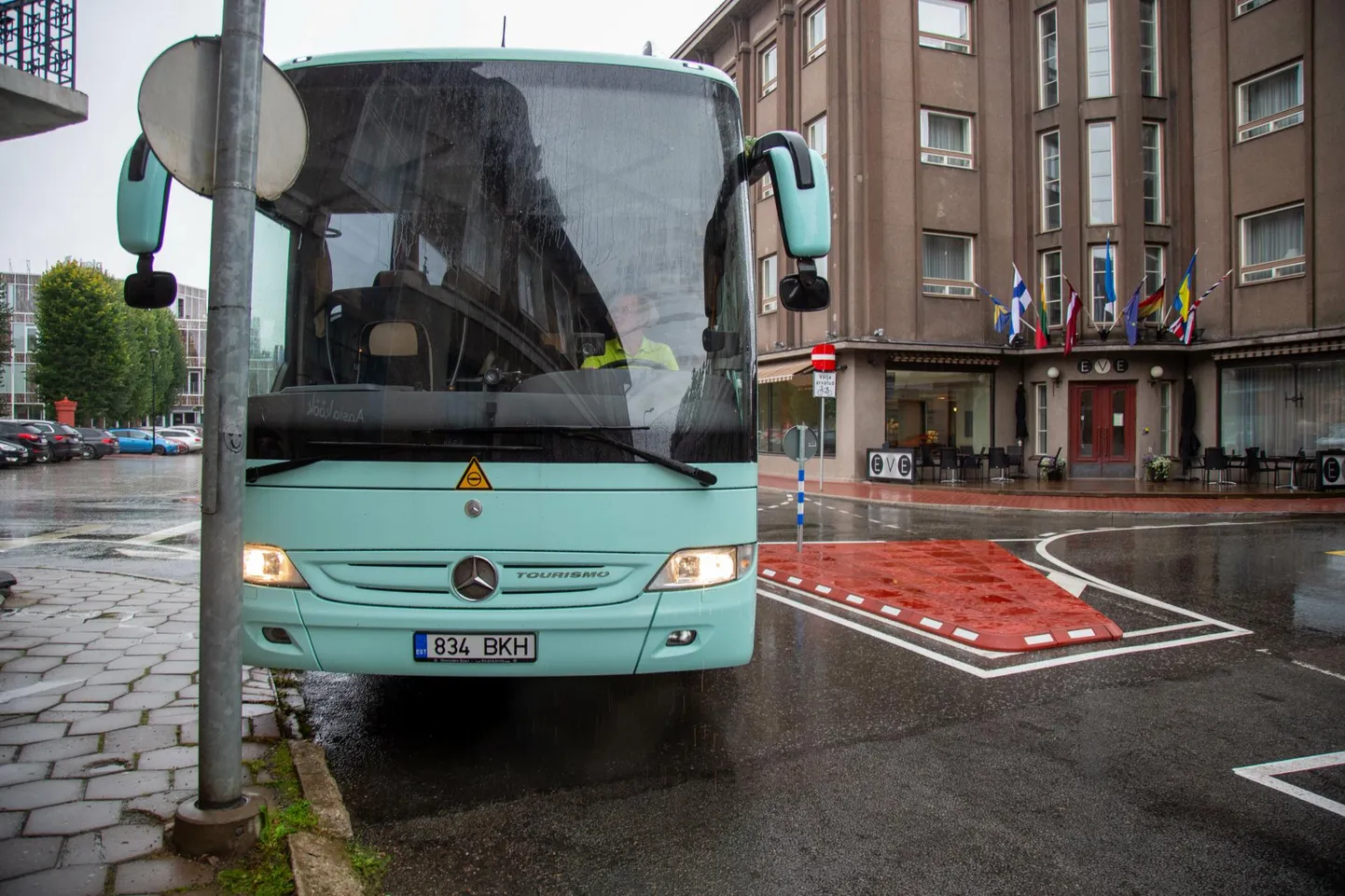 Viljandi kutseõppekeskuse autokooli juht Ady Anijärv proovis, kuidas saab tosina meetri pikkuse bussiga ületada Tartu ja Lossi tänava ristmikku, kus suurte sõidukite liiklust takistavad kaks ohutussaart.