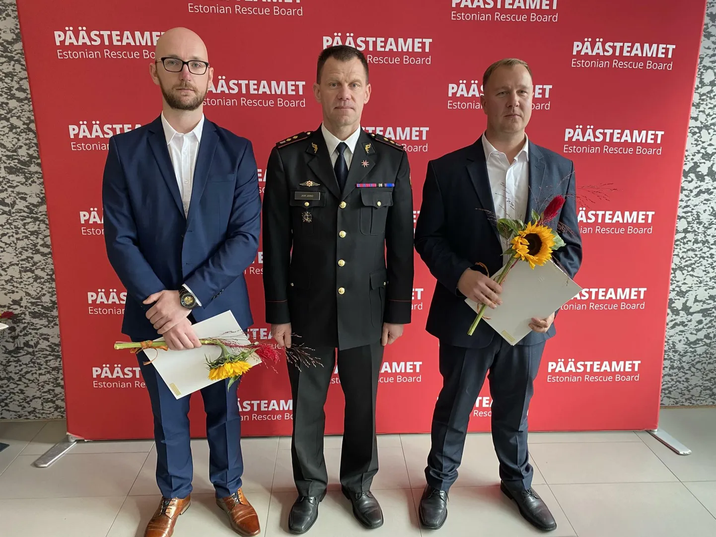 Elupäästja medaliga tunnustatud Argo Mölder (vasakul) ja tema vend Raido Mölder (paremal), keskel on Lääne-Virumaa päästepiirkonna juhataja Jaak Janno.