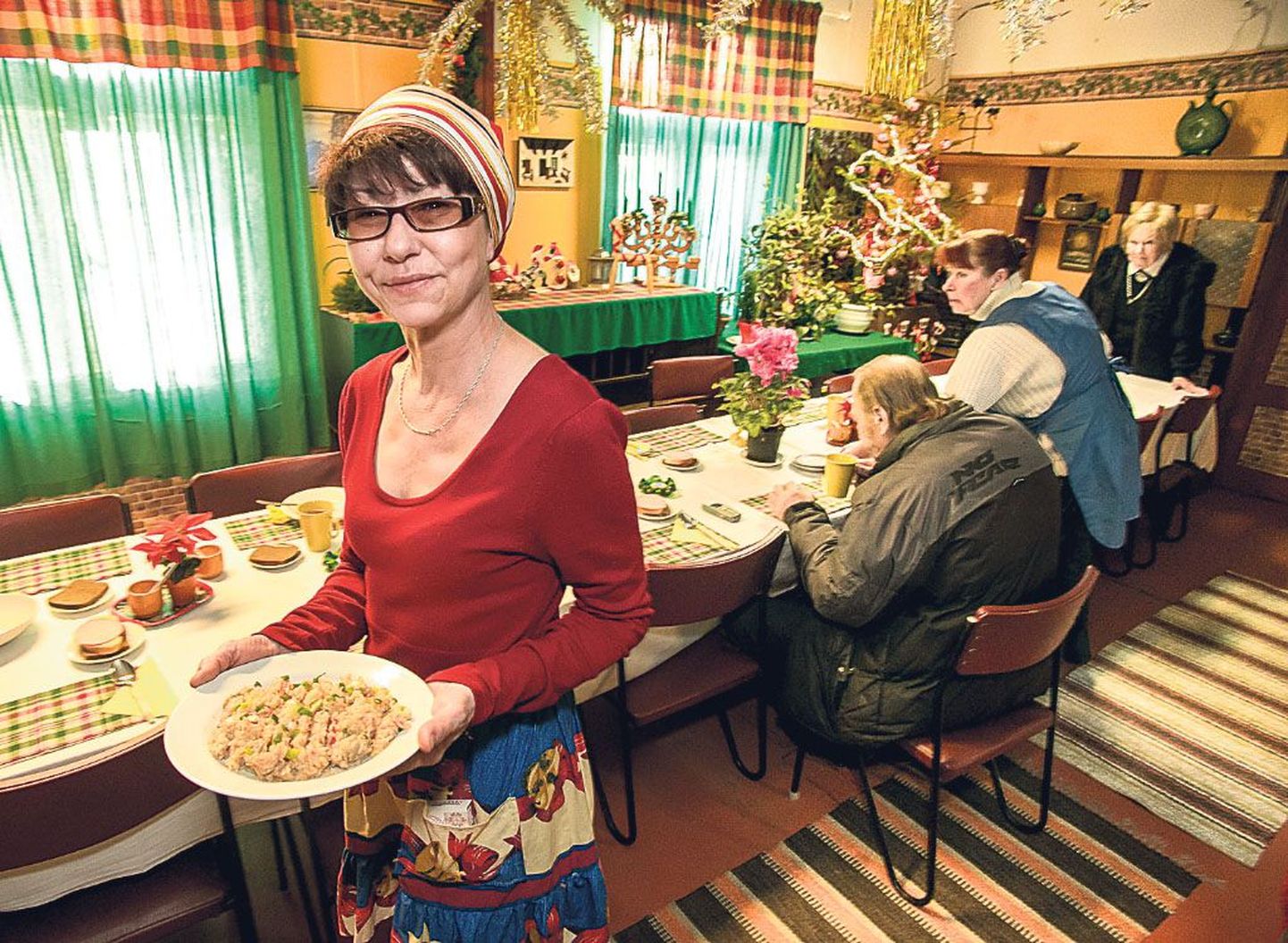 MTÜ Ärkamise söögimaja Raissa Juures koka Irina Pokidajeva tehtud toite sööjad kiidavad. Söögimaja juhataja sõnul teeb ta süüa vastutustundega.
