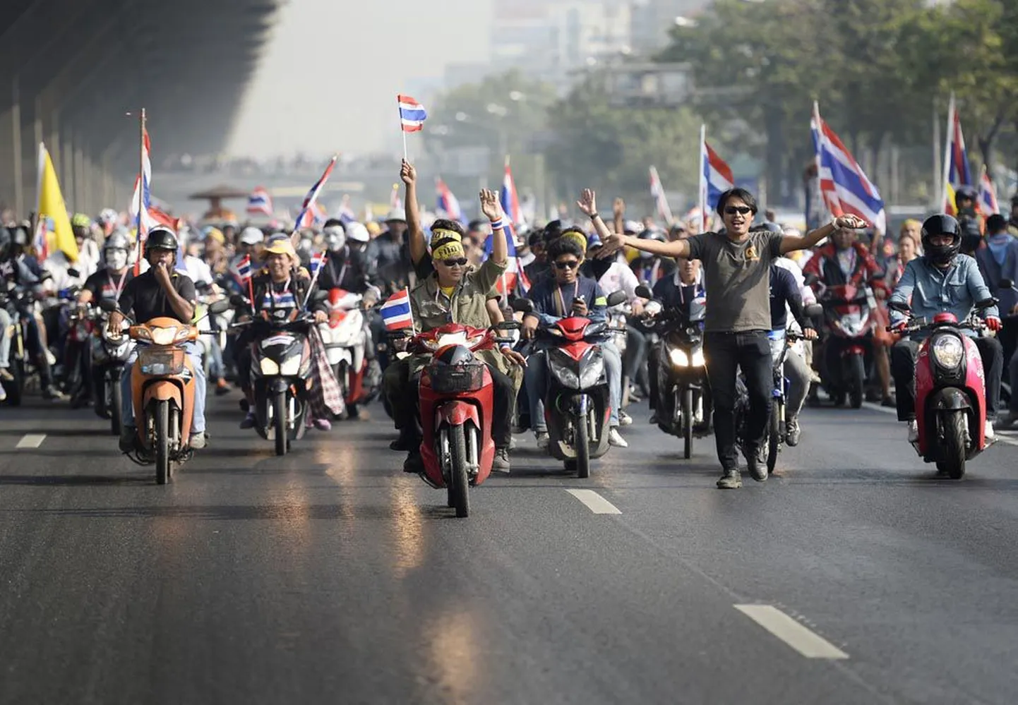Valitsusvastased protestijad eile riigi pealinnas Bangkokis meeleavaldusel.