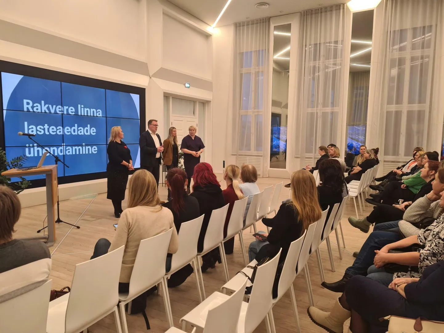 Kohale saabunutele andsid aru linnapea Triin Varek (vasakul esimene), abilinnapea Laur Kaljuvee, MTÜ Hea Hariduskorraldus esindajad Triin Kaaver ja Marika Saar.