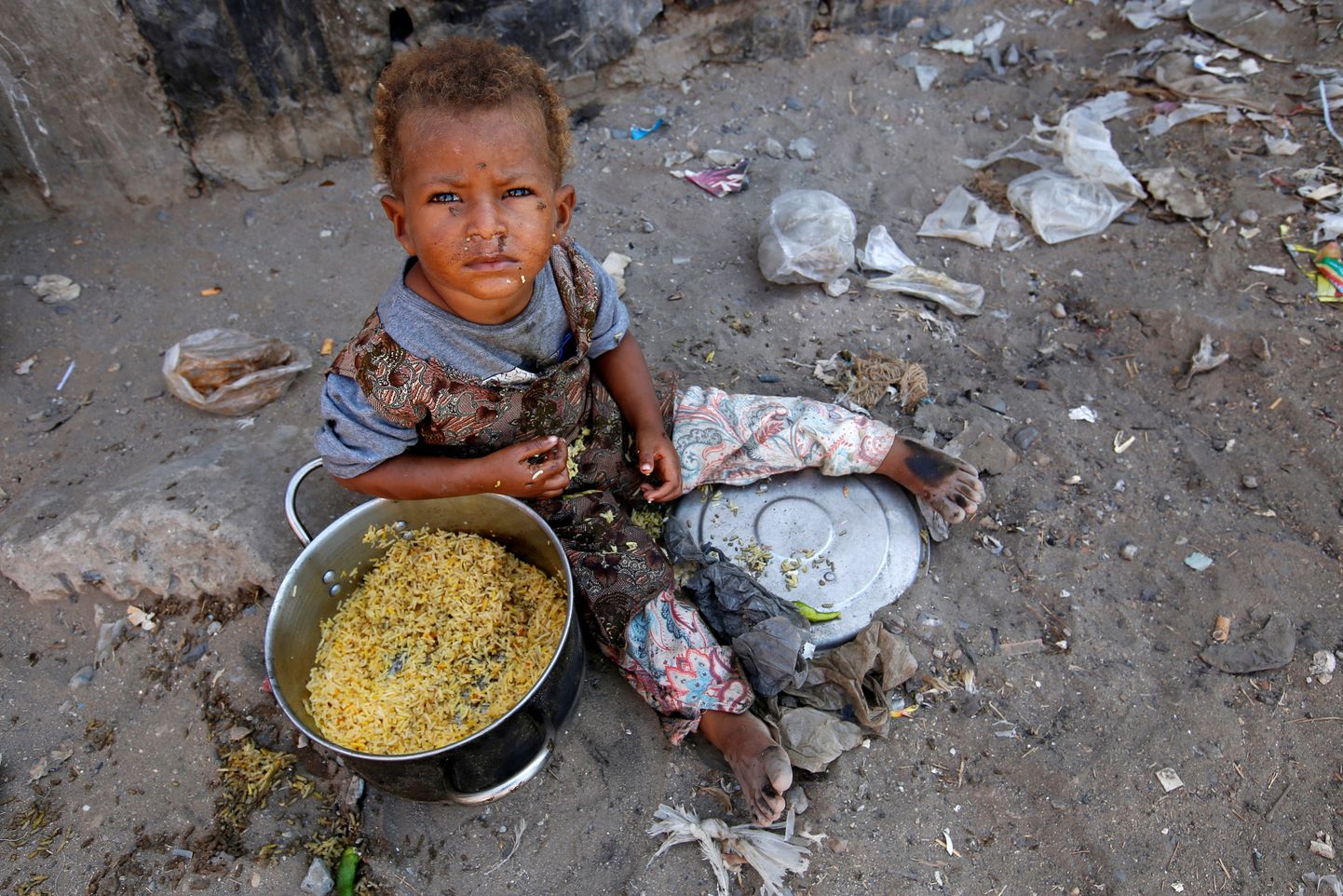 Pereg Loode-Jeemenist põgenenud tüdruk pere varjualuse eest söömas.