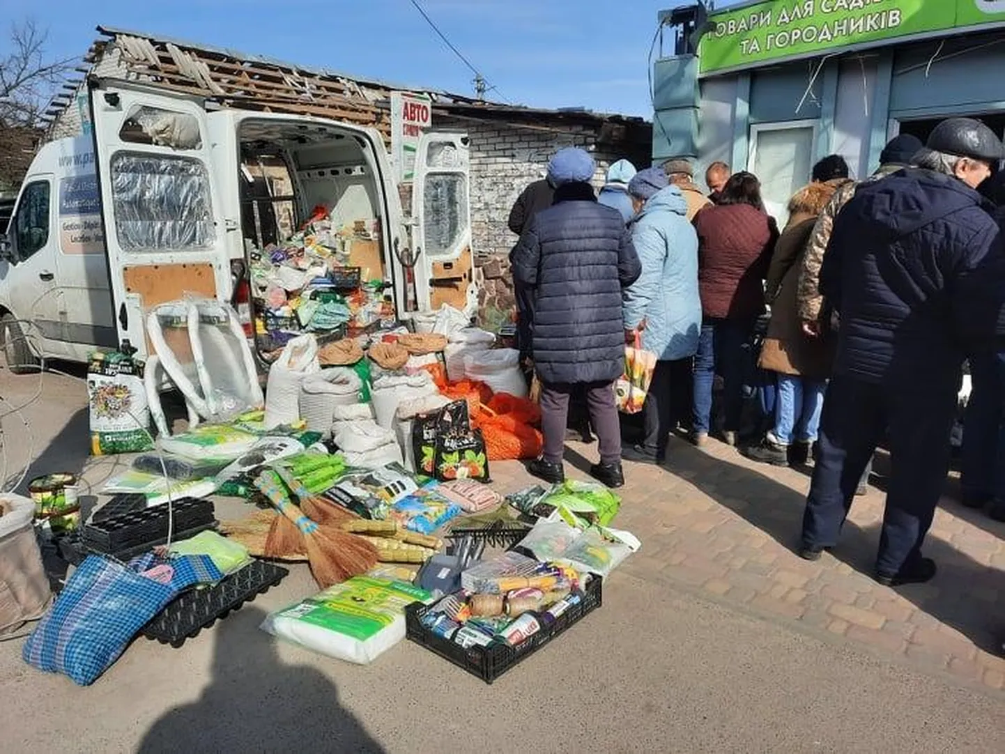 Ehkki Bõsevi poed on puruks pommitatud käis laupäevbal nende juures müük.