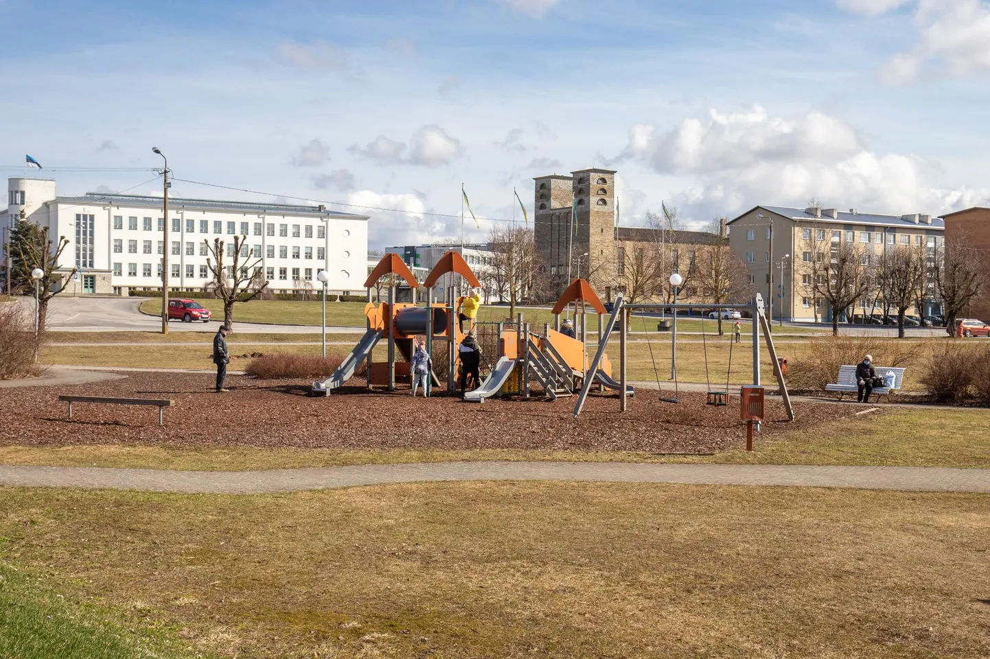 Rakvere gümnaasiumi ringtee läheduses asuv mänguväljak