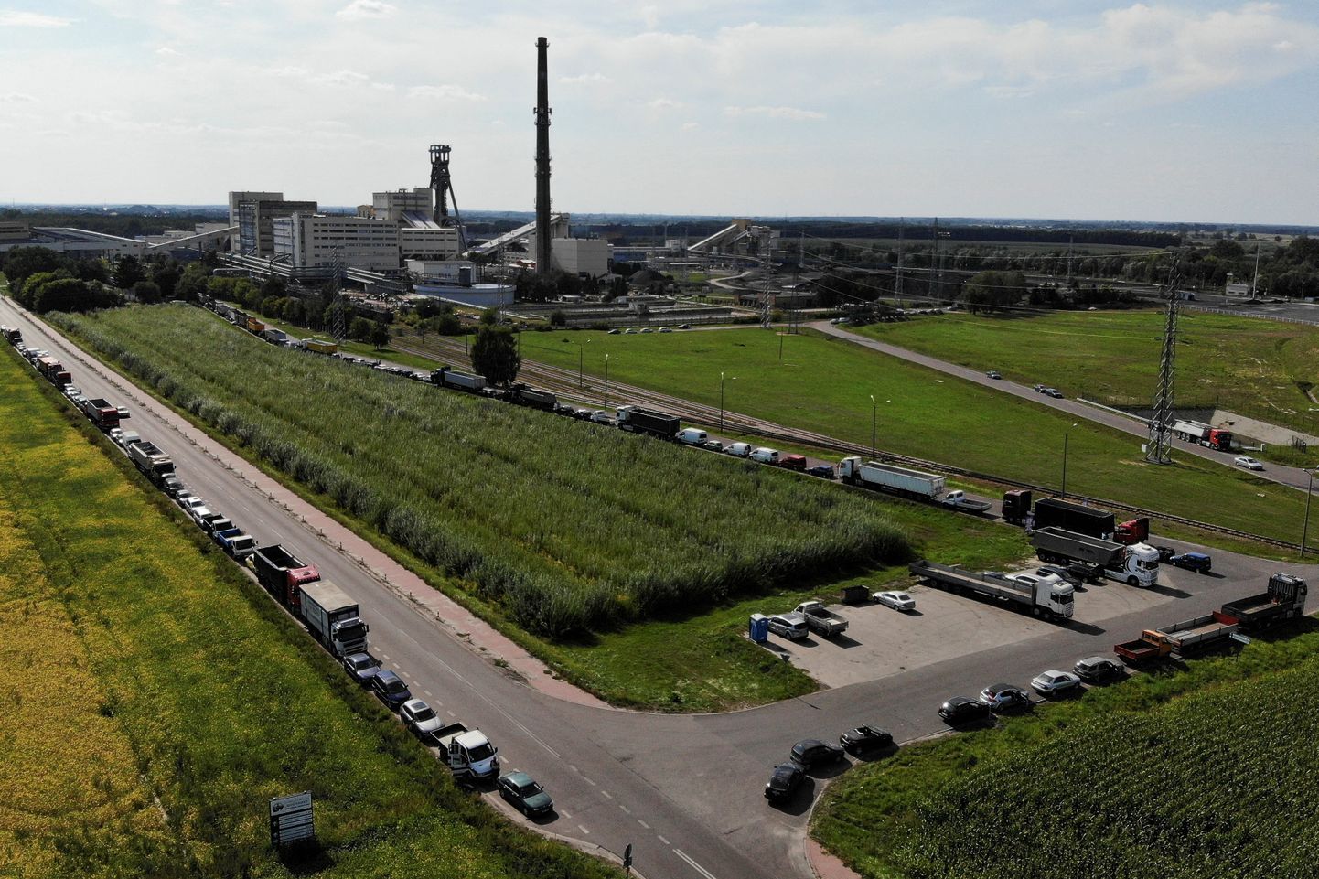 Sõiduautod ja veoautod seisavad üle kilomeetri pikkuses järjekorras Bogdanka söekaevanduse ees Poolas.