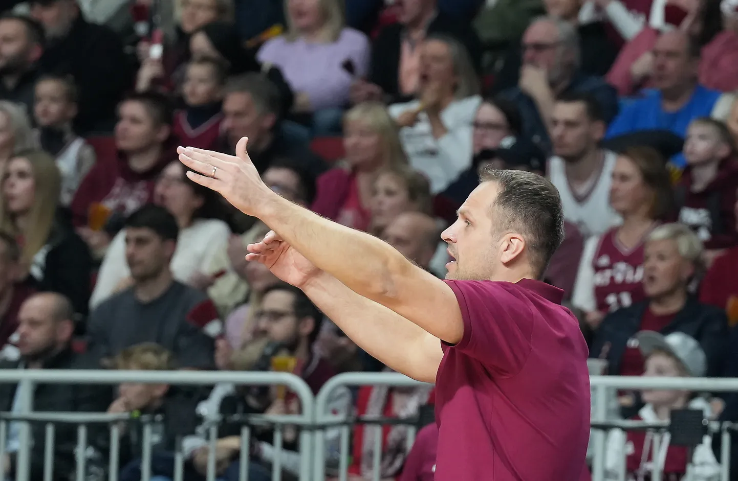Latvijas vīriešu basketbola izlases galvenais treneris Jānis Gailītis 2025. gada Eiropas čempionāta kvalifikācijas turnīra spēlē basketbolā vīriešiem starp Latvijas un Beļģijas komandām "Arēnā Rīga" .