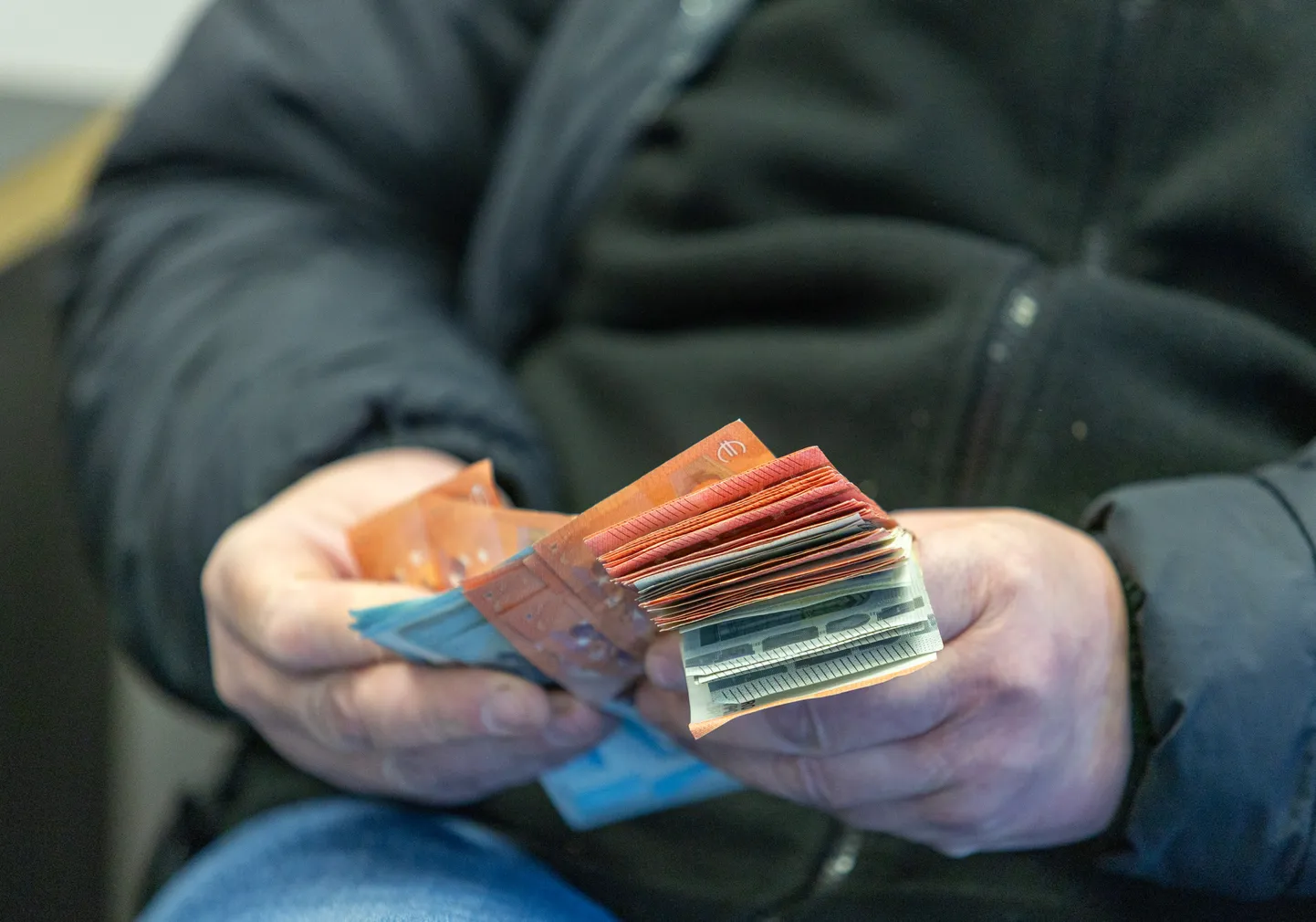 70-aastane mees andis petturitele 17 000 eurot, sest nad väitsid, et tema laps on teinud avarii ja et ravi eest tuleb maksta.