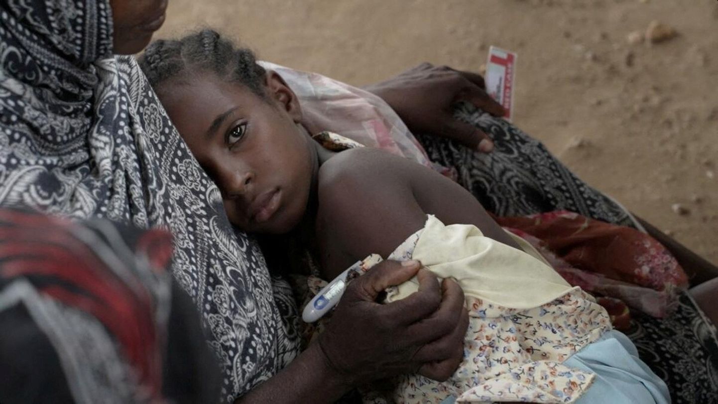 Sudaani naine hoidmas oma käte vahel haigeks jäänud last.