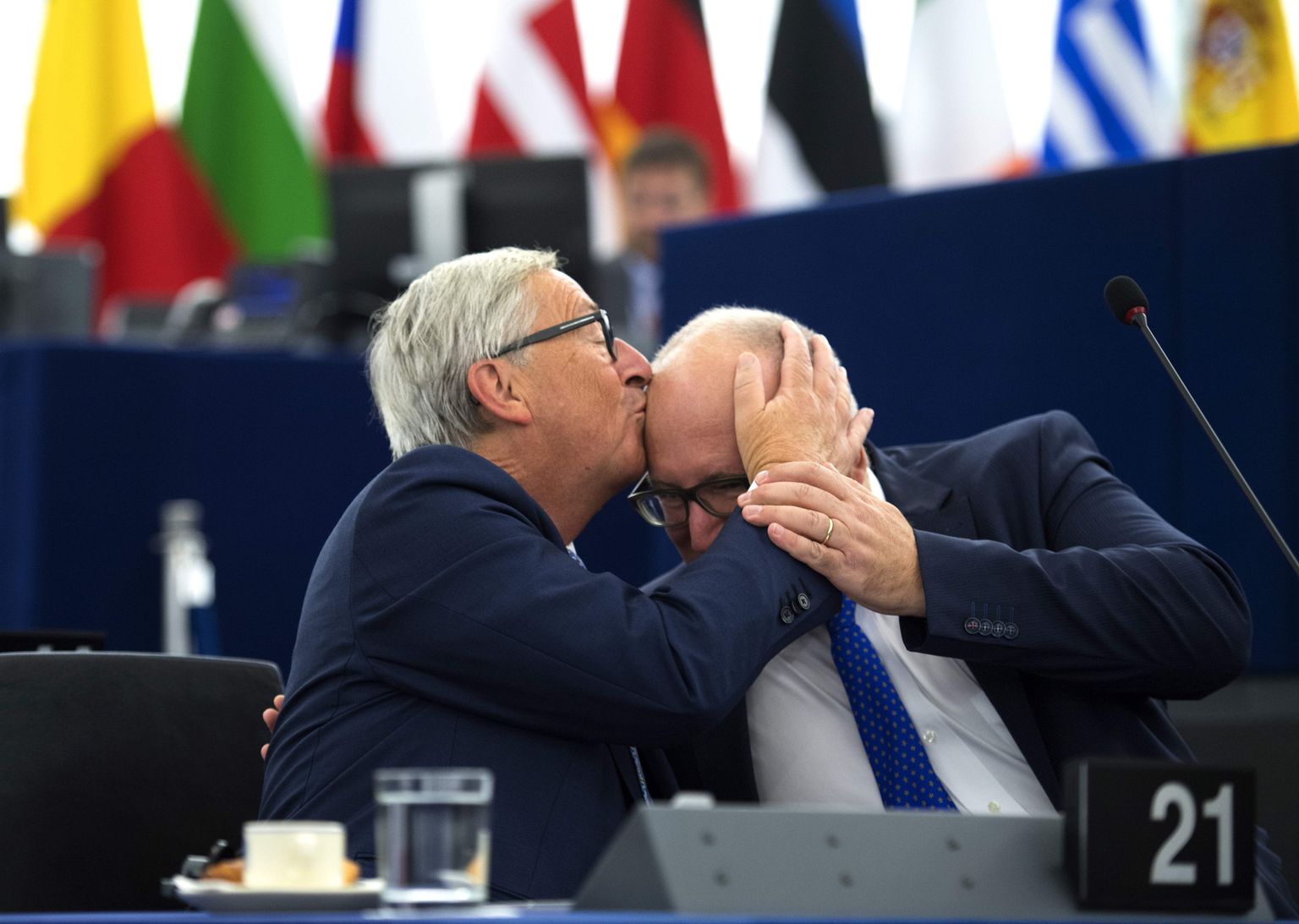 Jean-Claude Juncker musitamas asepresidenti Frans Timmermansi.