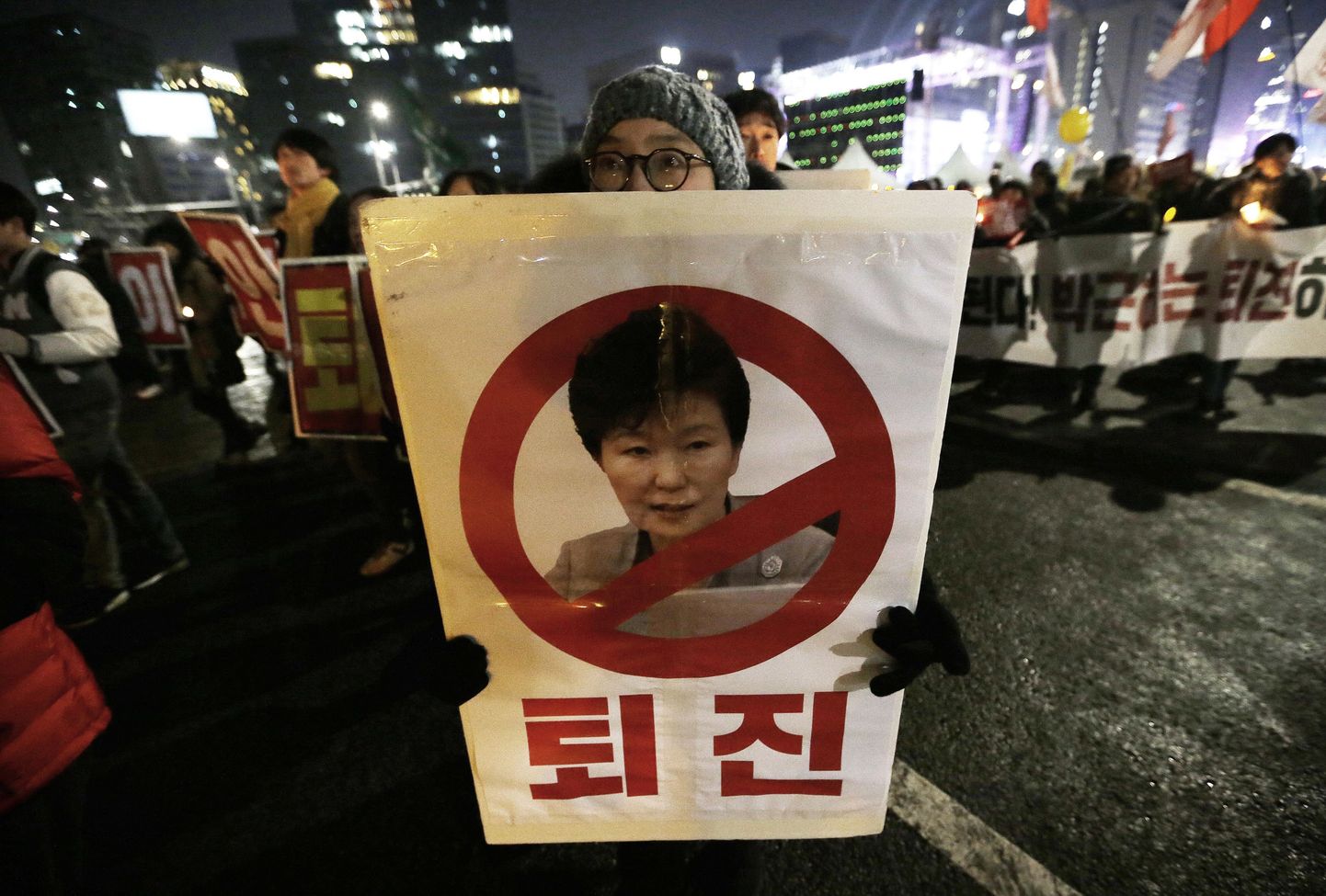 Korruptsiooniskandaali segatud Lõuna-Korea presidendi Park Geun-Hye vastased meeleavaldajad.
