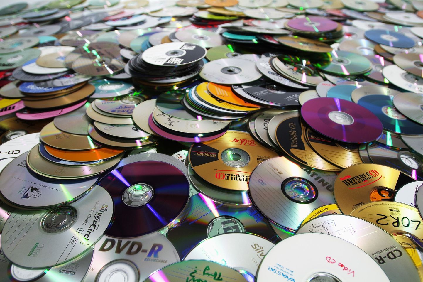 Teadlased lõid tavalisest DVDst tuhandeid kordi mahukama ketta. Pildil plaadid.