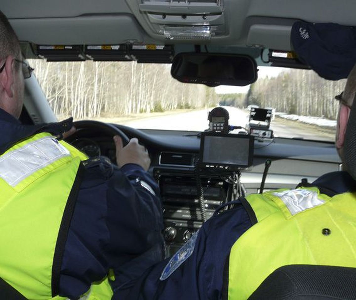 Kui politseinikud hakkaksid menetlema kõiki lubatud sõidukiiruse ületajaid, nagu seda teevad kiiruskaamerad, siis upuksid nad töösse.