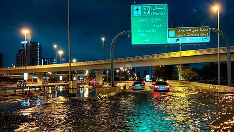 ВИДЕО ⟩ Сильнейшие дожди в ОАЭ: аэропорт в Дубае был затоплен