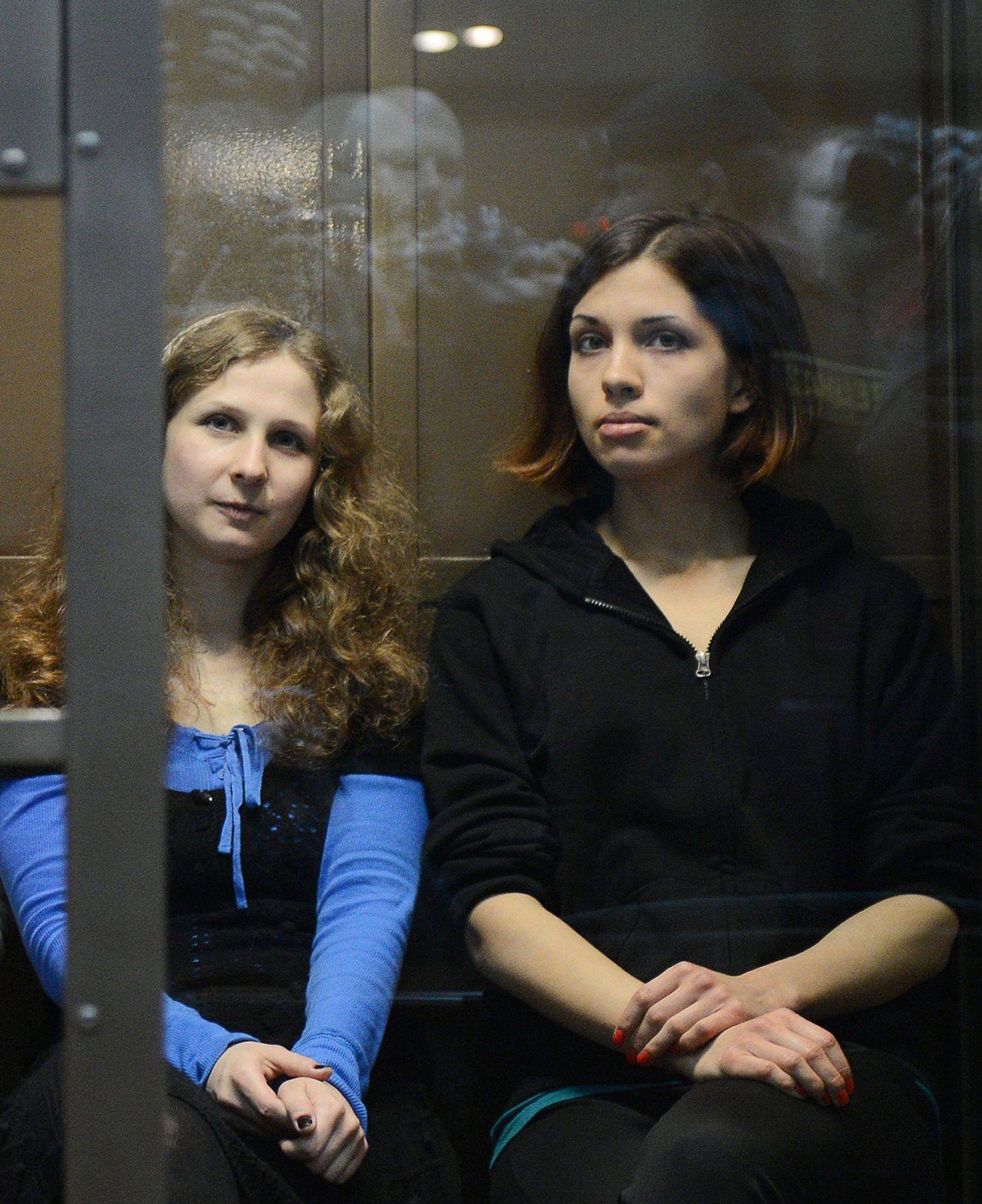 Vangistatud Pussy Rioti liikmed Maria Aljohhina (vasakul) and Nadežda Tolokonnikova oktoobris Moskva kohtus.