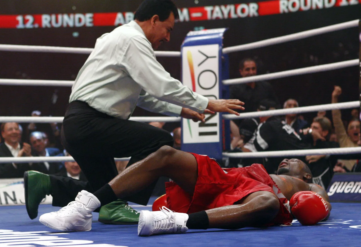 Jermain Taylor on vastase poolt pikali löödud.