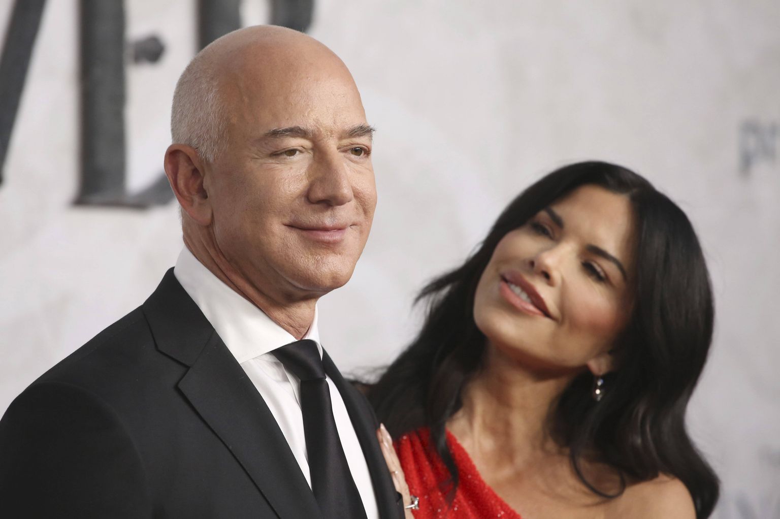 Amazoni asutaja Jeff Bezos koos oma kaaslase Lauren Sancheziga.