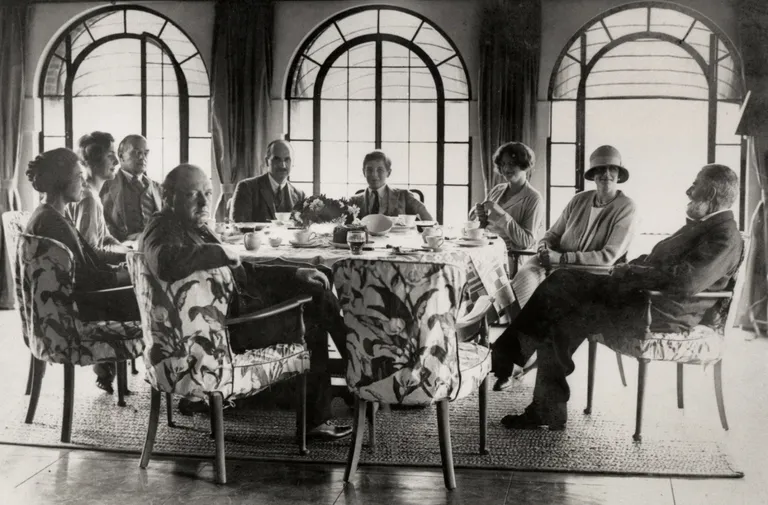 Чаепитие в Чартвелле. Уинстон Черчилль с семьей и друзьями.
