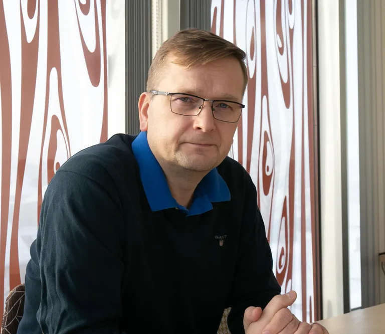 Rain Hüva, linnavolinik.


«Minu arvates on hetk, mil peame uskuma eksperte. Kui eksperdid arvasid, et eriolukord on vajalik, siis nii ka on. Loodan, et poliitiline eliit ei hakka oma valijaskonnale meeldivate tegevuste ja sõnumite nimel spetsialiste kõrvale lükkama.
Nädal on möödunud uut moodi. Ilmselgelt tahab uus olukord kohanemist, aga eks pea hakkama saama. Suurim ülesanne on koduõpetaja rolli ülevõtmine. Õnneks on minu osa pigem tööõpetuse ja kehalise kasvatuse tundide andmine. Aga vaadates, kuidas naine ülejäänud tundide andmisega tegeleb, on minu respekt õpetajate töö suhtes kiires tõusus.
Ega ma nüüd päris kodus püsi. Tegemised, mida ei saa edasi lükata, tahavad tegemist. Aga proovin inimestega distantsi hoida, ohtralt käsi pesta ning võimalikult vähe koduvälistes ruumides viibida.»
