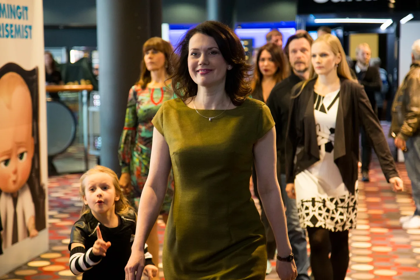 Nagu samanimelises seriaalis, on ka filmi üks peaosalisi Elisabet Reinsalu.