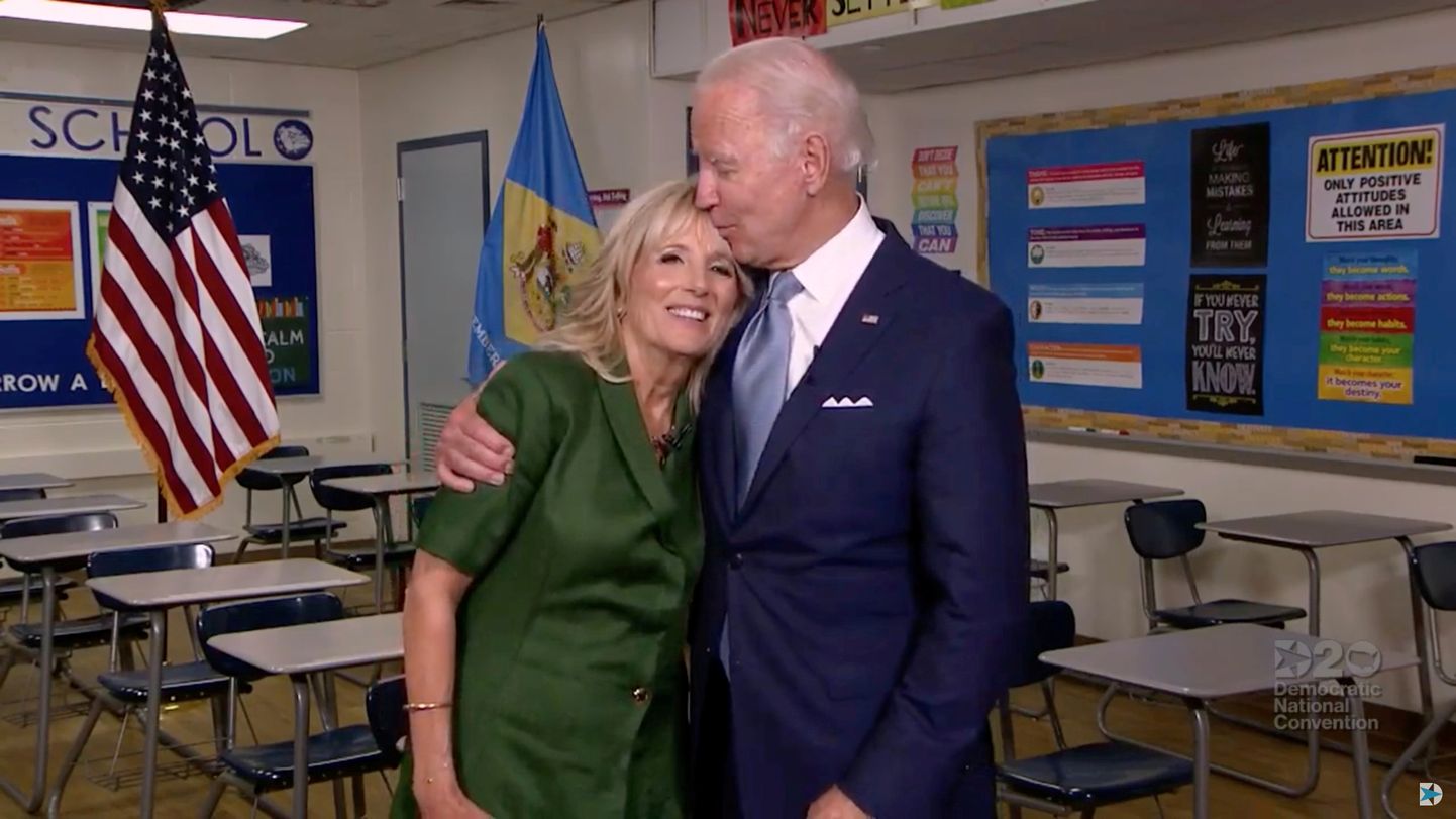 USA demokraatide nüüd ametlik presidendikandidaat Joe Biden suudleb abikaasa Jilli oma koduosariigis Delaware'is asuvas Brandywine'i keskkoolis, kus naine aastail 1991 kuni 1993 inglise keele õpetajana töötas.