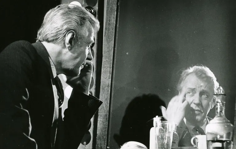 Hetk Mikk Mikiveri 1991. aastal Eesti Draamateatris esietendunud lavastusest «Elu teatris», Aarne Üksküla kehastada oli vanema näitleja, Roberti roll.