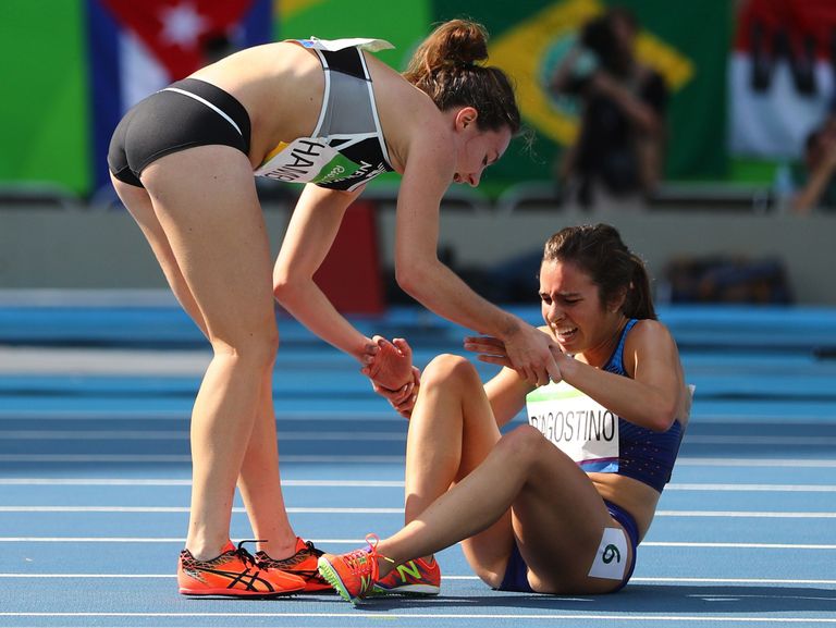 2016 Rio Olümpiamängud, jooksja aitab kukkunud konkurenti  REUTERS/Kai Pfaffenbach 