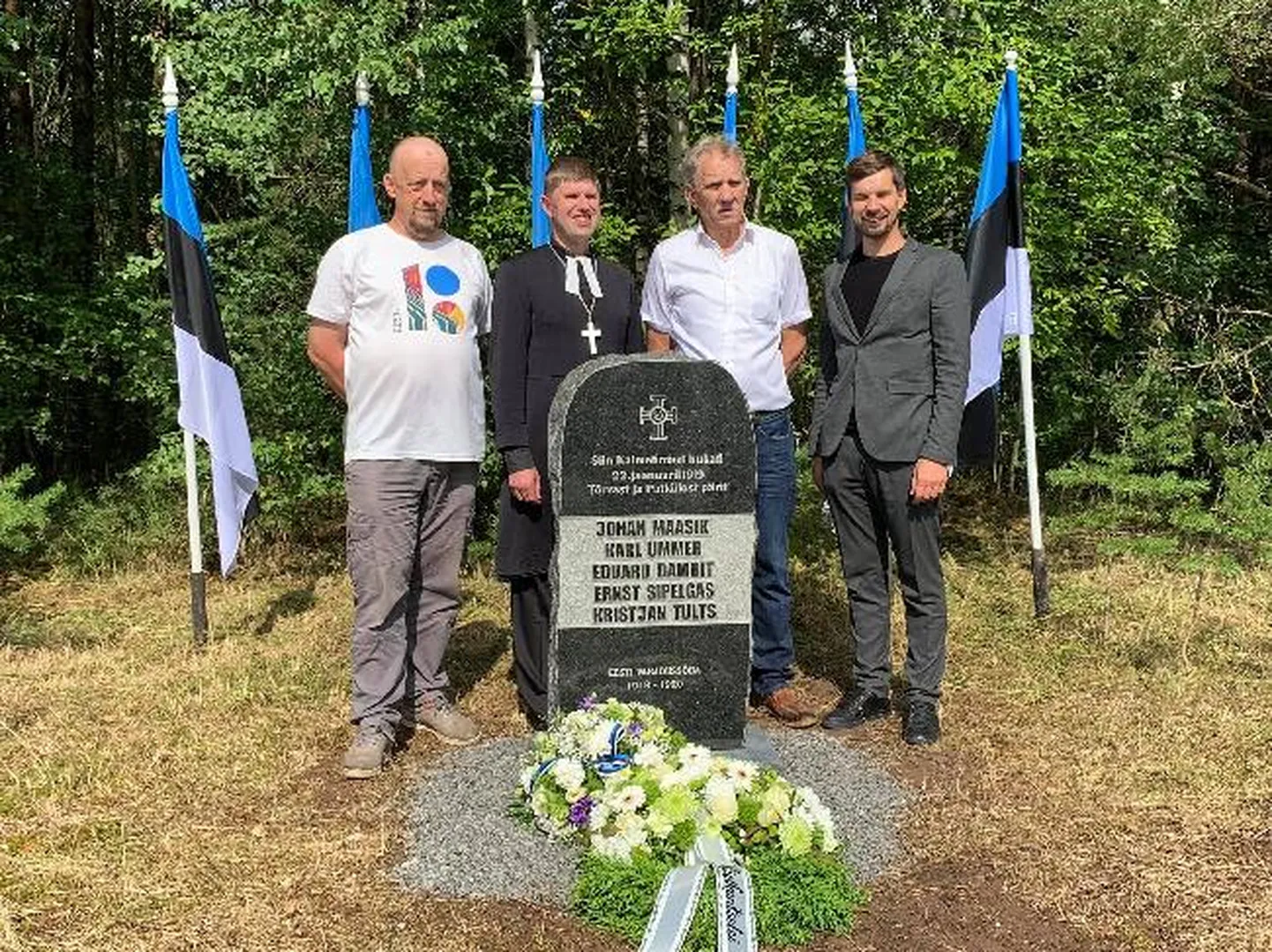 Äsja avatud kivi juures seisavad EV100 juhtrühma esimees Toomas Kiho (vasakult), Helme Maarja koguduse õpetaja Arvo Lasting, Tõrva kirik-kammersaali juht Ilmar Kõverik ja Tõrva vallavanem Maido Ruusmann.