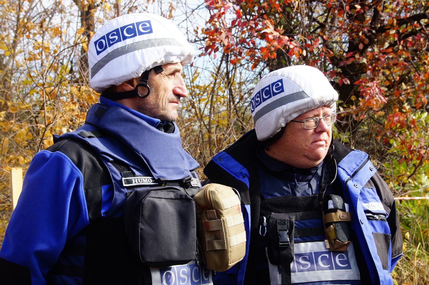 Euroopa Julgeoleku- ja Koostööorganisatsiooni (OSCE) erivaatlusmissiooni vaatlejad 9. oktoobril Luganski oblastis Zolote küla juures eelmise vägede lahutamise katse ajal.