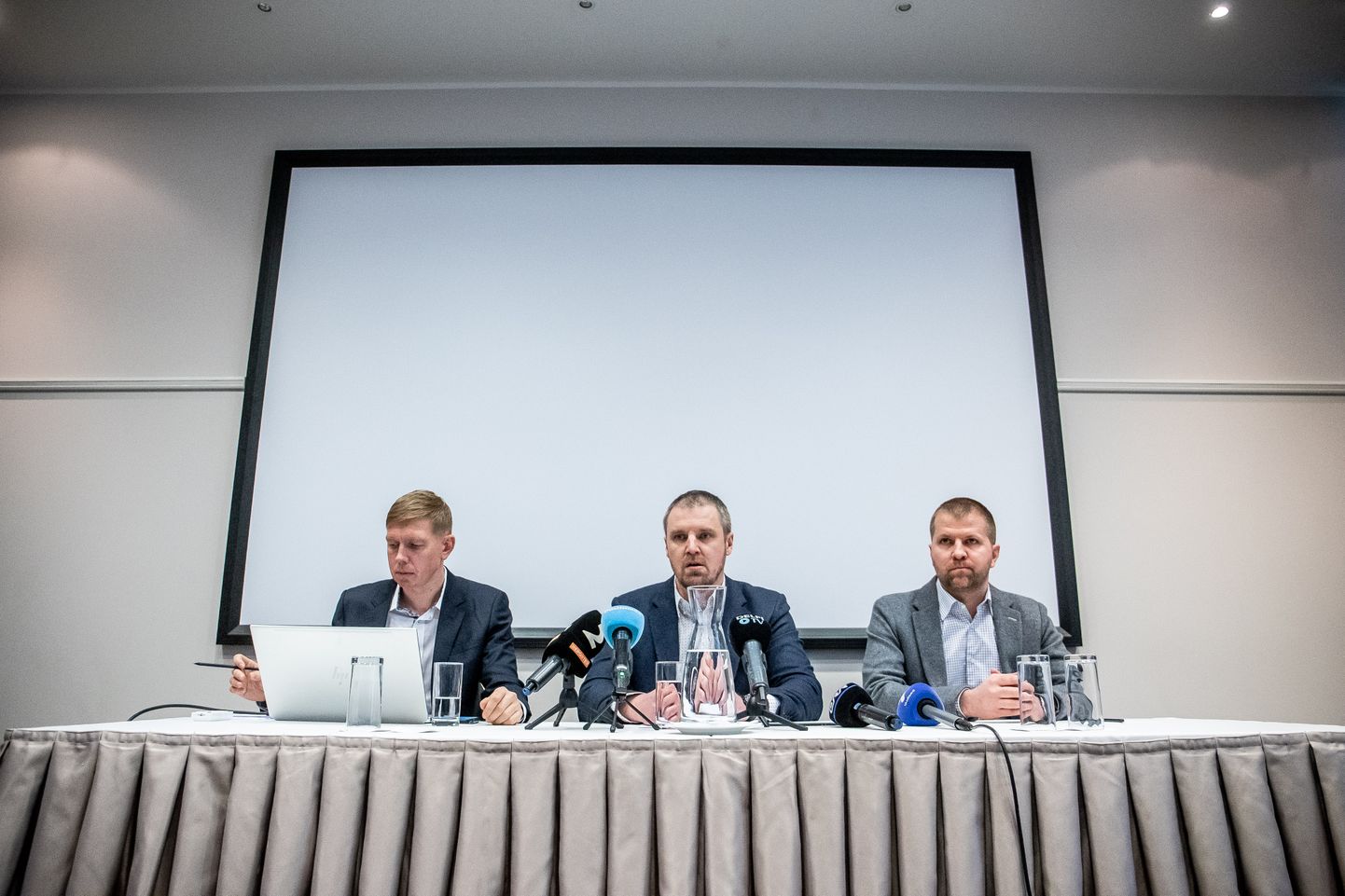 Urmo Aava (keskel), Tarmo Hõbe (vasakul) ja Silver Kütt said presidendilt valgetähe V klassi teenetemärgi.