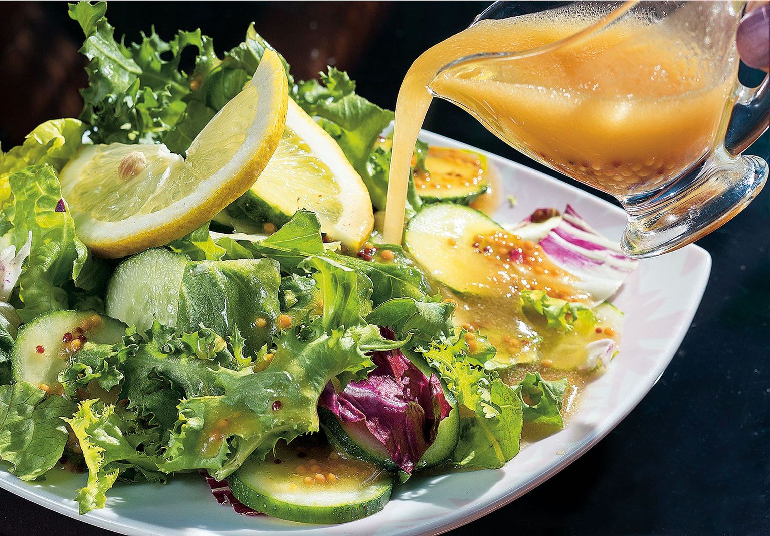Заправлять овощной салат лучше перед подачей на стол.
