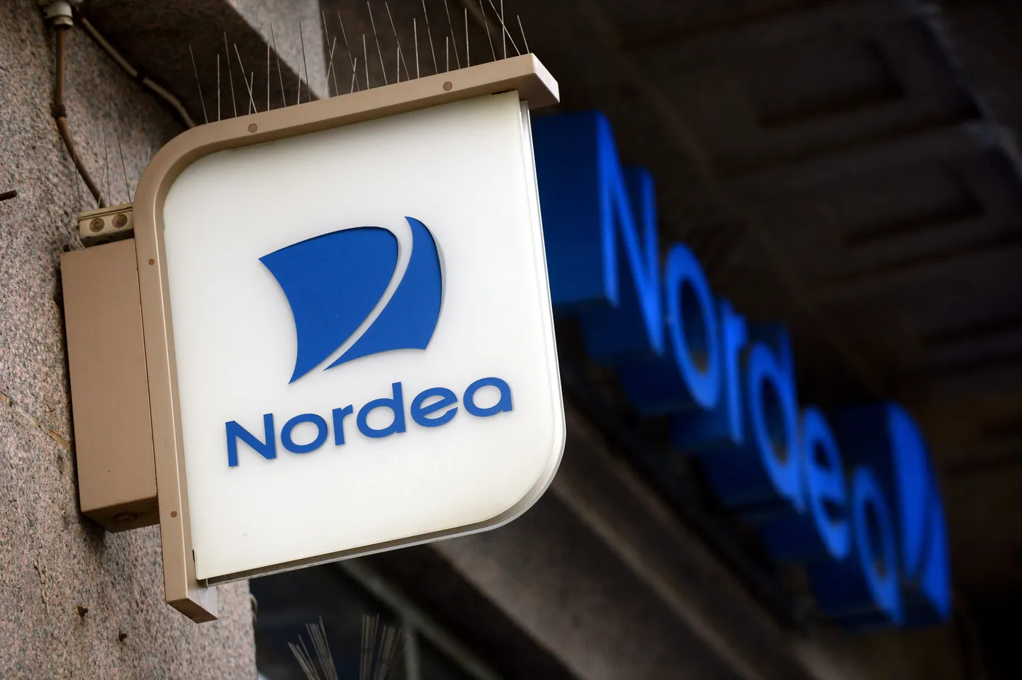 Конфликт между Nordea Eesti и сотрудником банка Ханнесом Вескимяэ начался этой весной, когда Вескимяэ создал первый в Эстонии профсоюз работников банка.