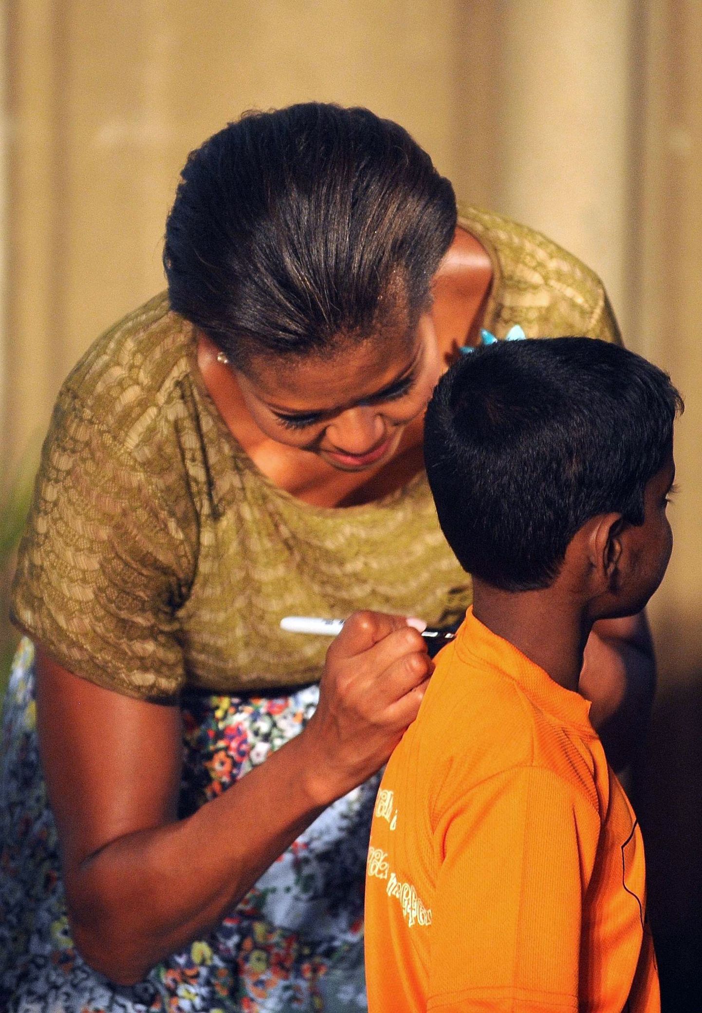Michelle Obama India lapsele autogrammi andmas