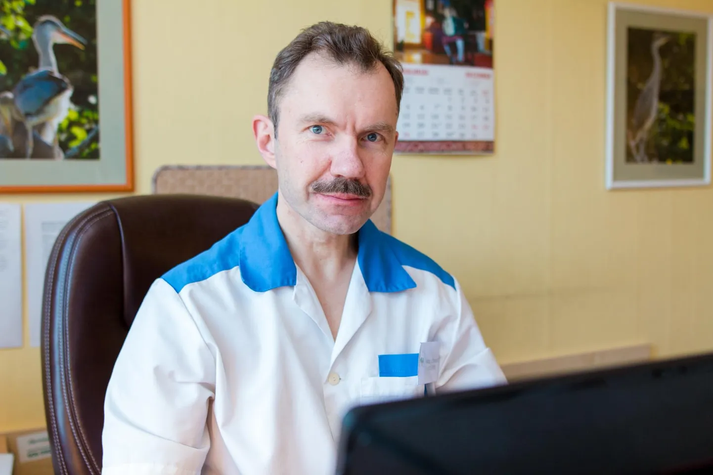 Tõstamaa tervisekeskuse perearst ja Pärnu haigla EMOs valveid tegev Madis Veskimägi usub, et hästi varustatud tervisekeskused ja oskuslikult jaotatud meeskonnatöö aitaks lahendada esmatasandil rohkemate patsientide muresid.