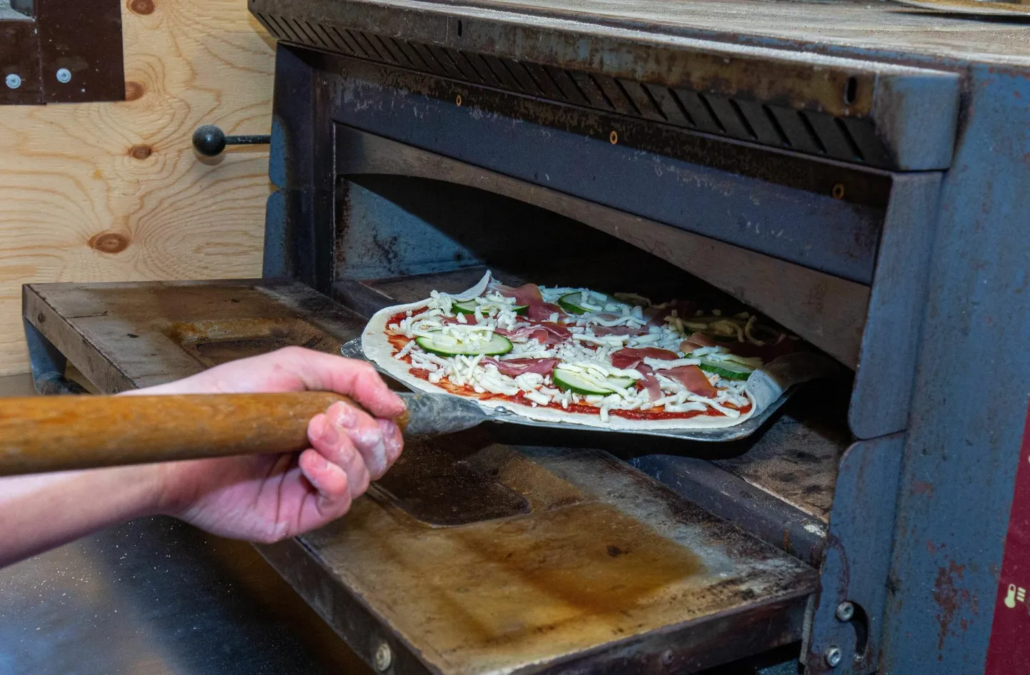 Pizzeria Pantalones valmivad itaaliapärased pitsad. Nüüd laienes ettevõte pealinna ning nende toidukaravan seisab nüüd Paavli kultuurivabrikus.