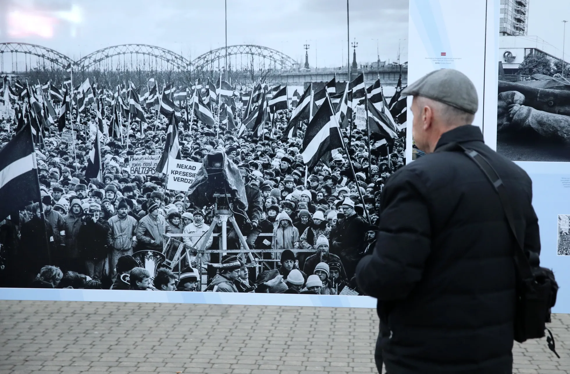 Времена "перестройки" в Латвии, выставка "100 лет истории Риги" на Привокзальной площади. На выставочном снимке - Рига, митинг на набережной.