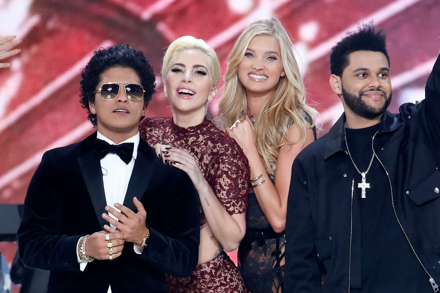 Reiz jau satikušies vienkop un vēl arvien dominē mūzikas straumēšanas topos un radio stacijās: dziedātāji Bruno Mars un Lady Gaga kopā ar producentu un dziedātāju The Weeknd un modeli Elsu Hosku "Victoria's Secret" modes skatē Francijā, Elizejas laukos. 2016. gads.