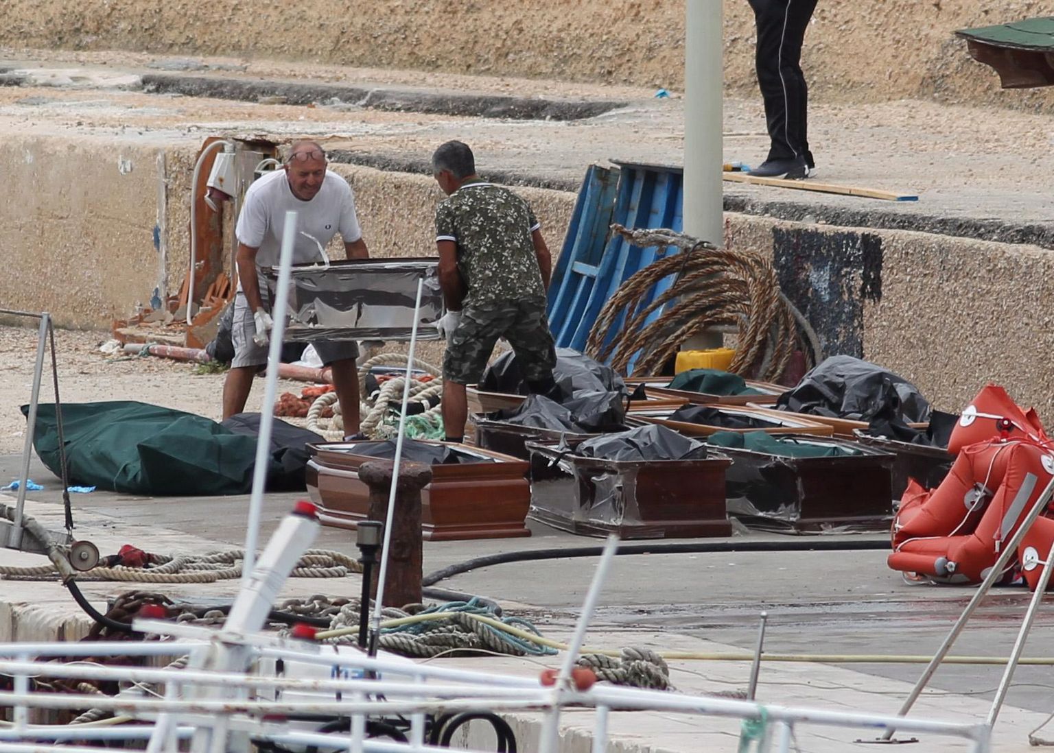 Kirstud migrantide surnukehadega Lampedusa sadamas.