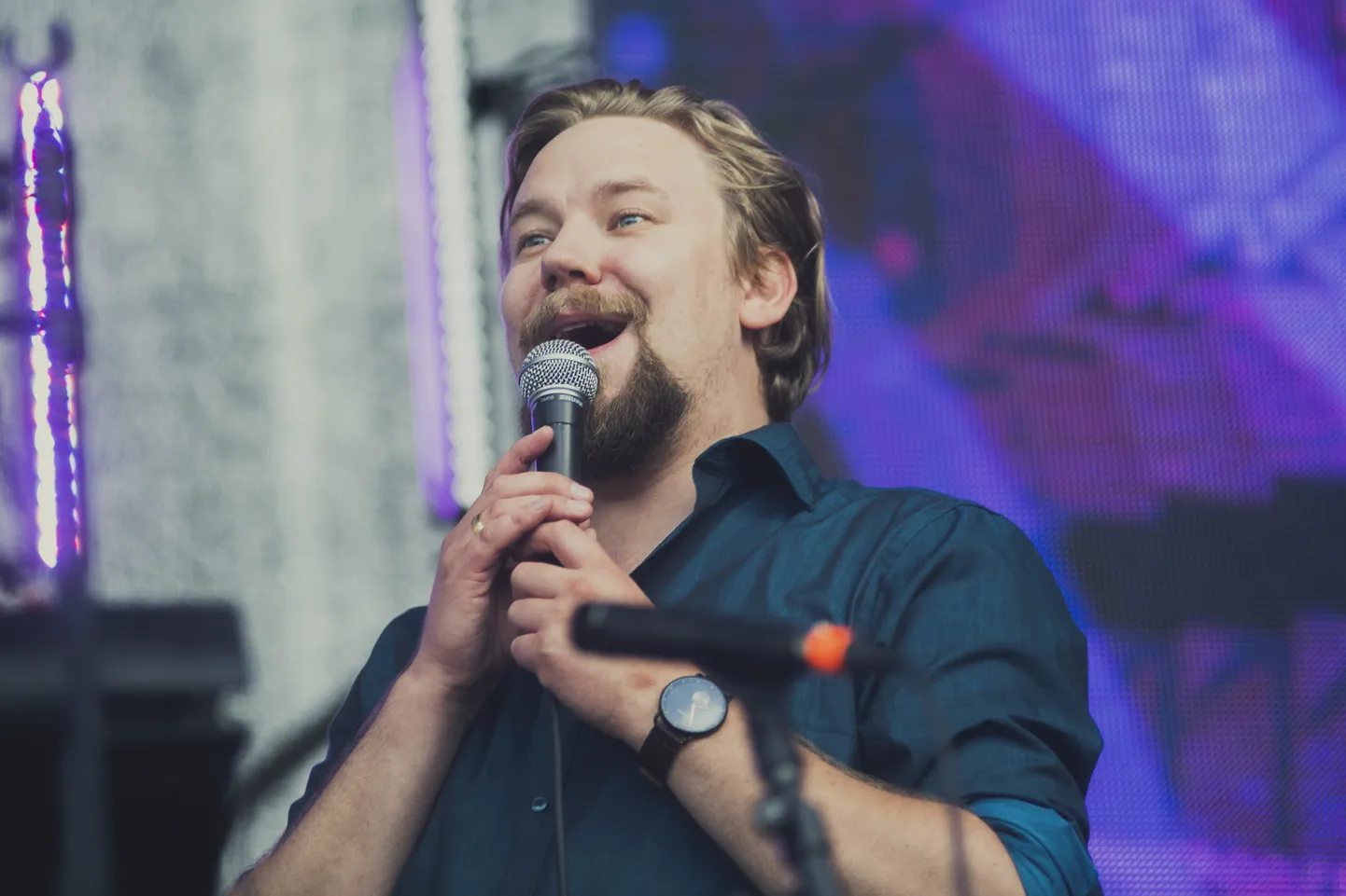 Foto: Uz lielveikala jumta koncertu sniedz grupa "Dziļi violets"