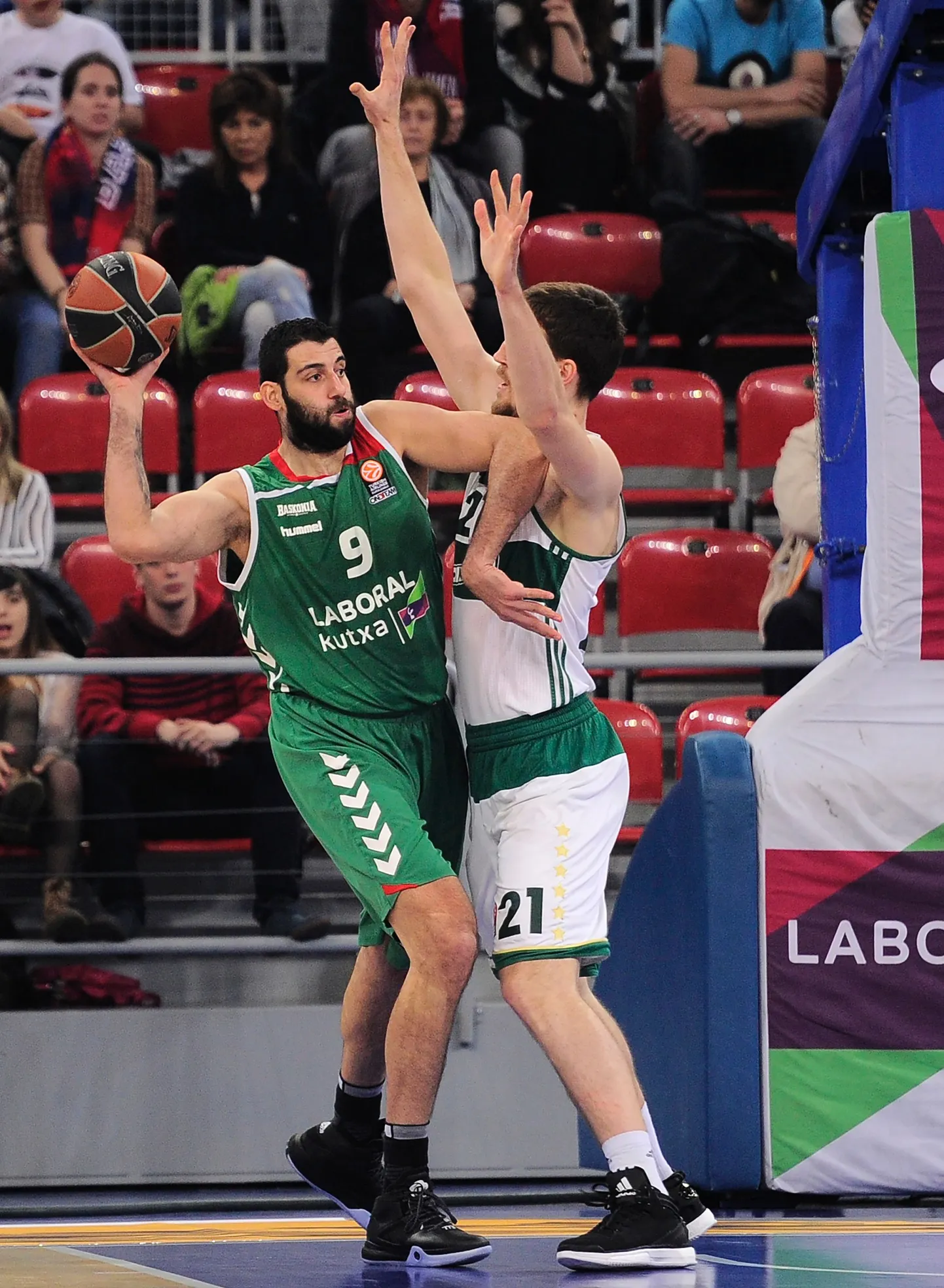 Laboral Kutxa's Greek center Ioannis Bourousis (L) vies with Panathinaikos' Bosnian center Ognjen Kuzmic during the Euroleague group basketball playoff match Laboral Kutxa Vitoria Gasteiz vs Panathinaikos Athens at the Fernando Buesa Arena in Vitoria-Gasteiz on April 15, 2016. / AFP PHOTO / ANDER GILLENEA