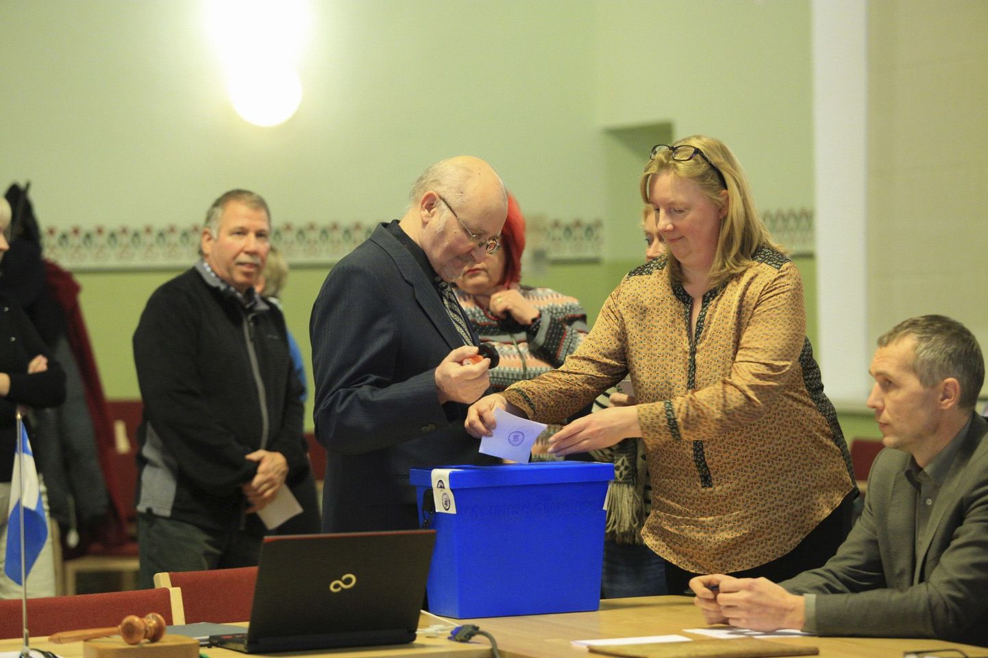 Värske Väike-Maarja volikogu esimees Ene Preem (hääletussedeliga) jätkab talle tuttavat tööd. Volikogu aseesimehe valimisel lasti hääletuskasti aga 18 sedelit Hans Kruusamäe nimega.