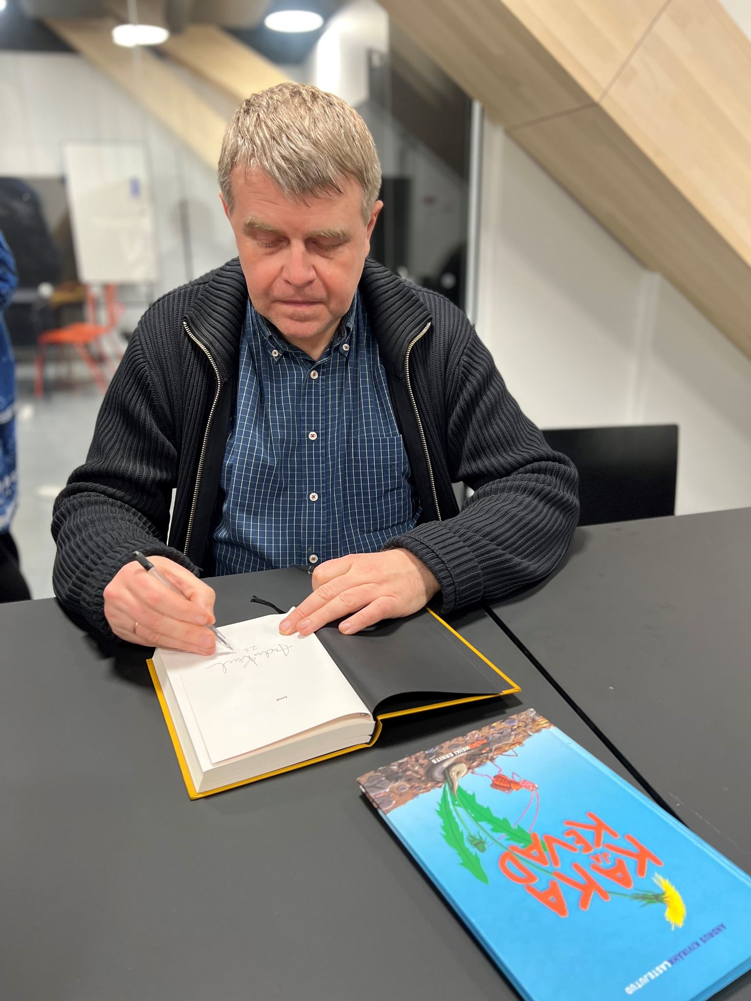 Andrus Kivirähk käis Soome koolis Eesti lastele kirjanikutööst rääkimas.