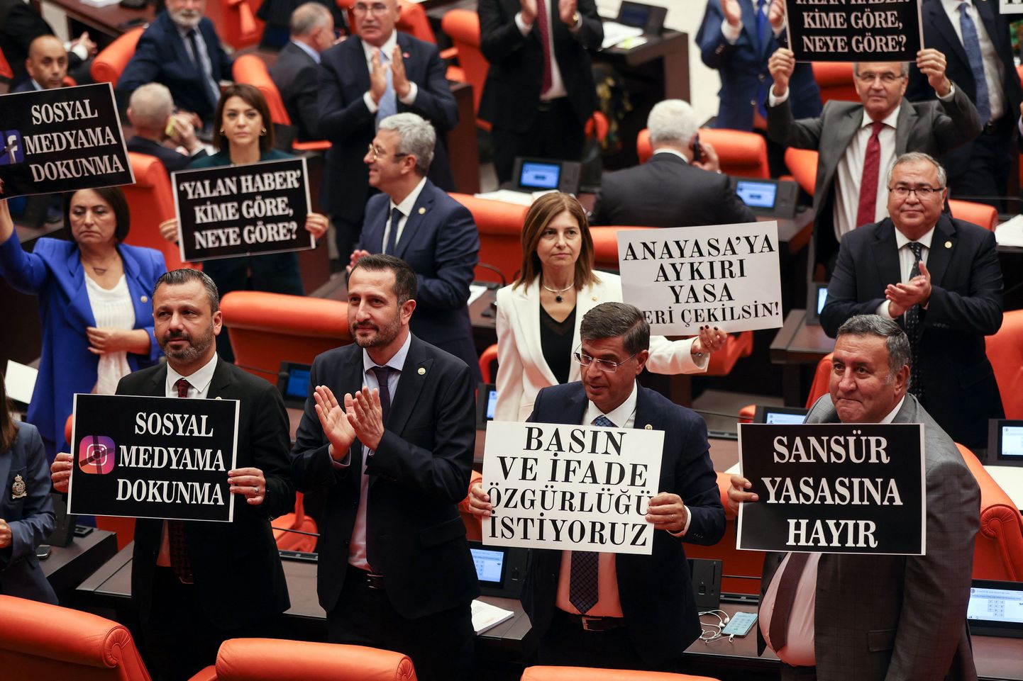 Türgi opositsiooniline Vabariiklik Rahvapartei (CHP) siltidega parlamendis näitamaks oma vastuseisu valitsuse esitatud väärinfot käsitlevale meediaseadusele, 4. oktoobril 2022. a.