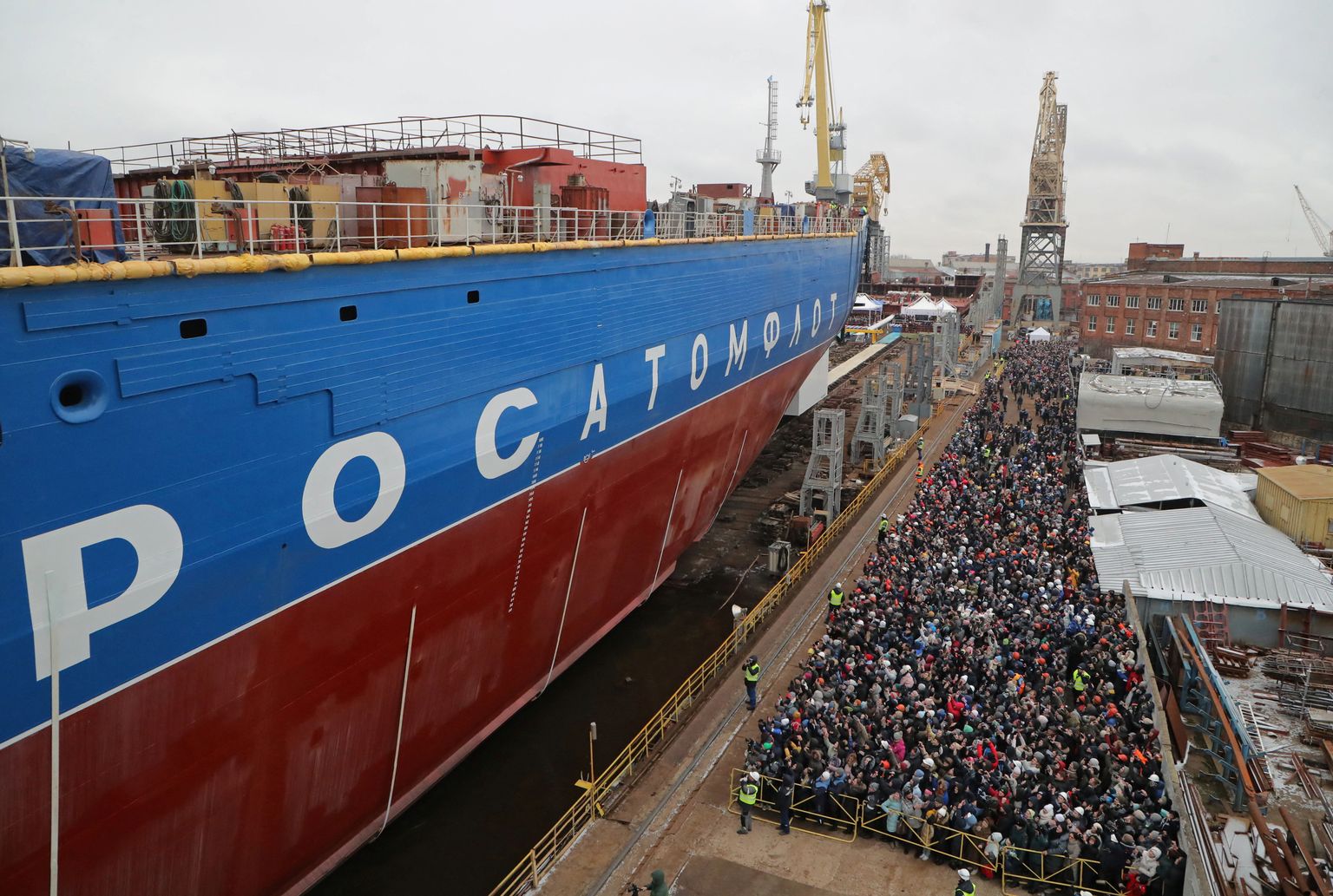 Rahvahulk uudistab aatomijäälõhkuja Jakuutia vettelaskmist Peterburis 22. novembril 2022