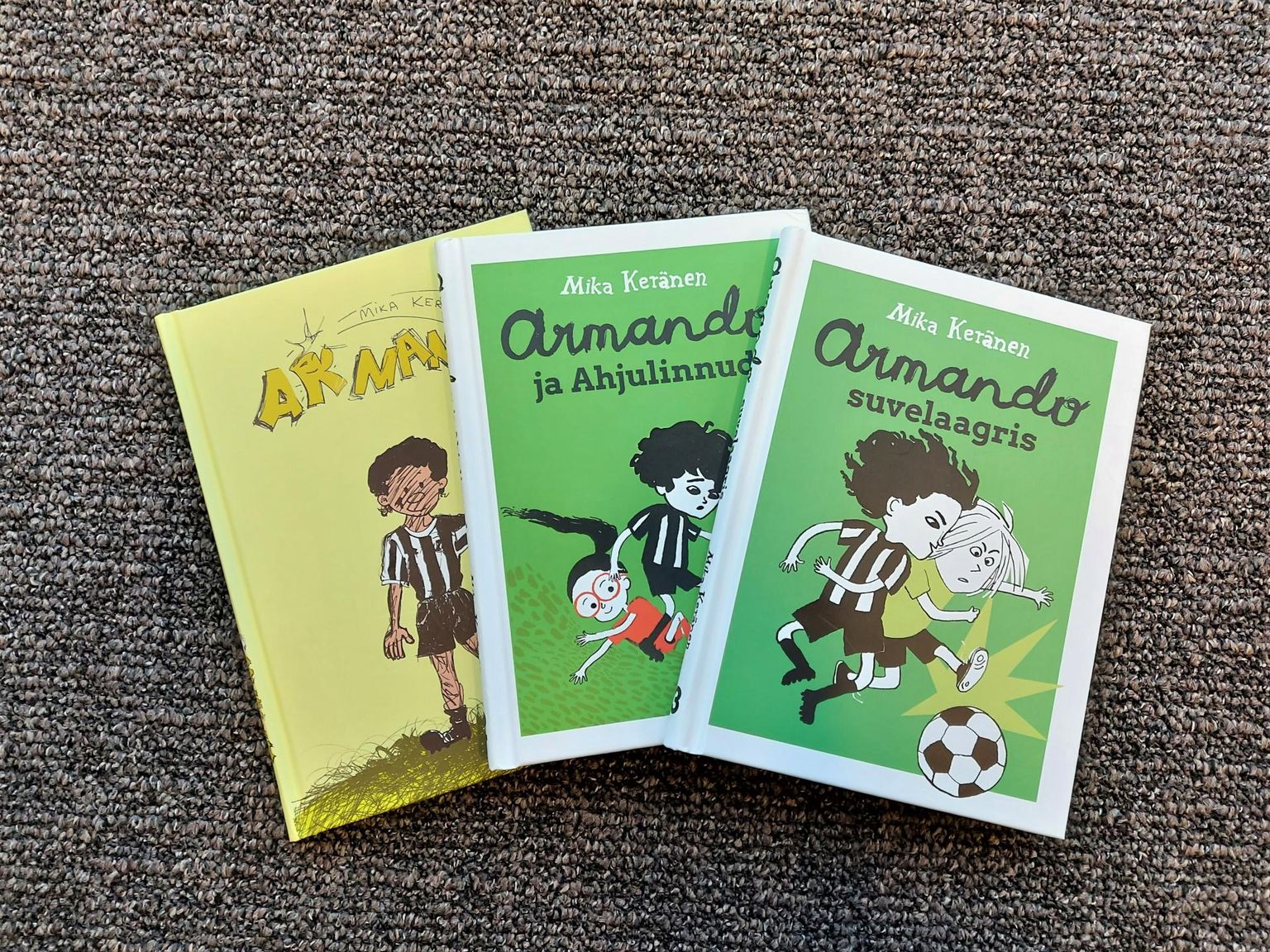 Jalgpallihuviline kirjanik Mika Keränen on noortele lugejatele kirjutanud jutustused «Armando» (vasakult), «Armando ja Ahjulinnud» ning «Armando suvelaagris».