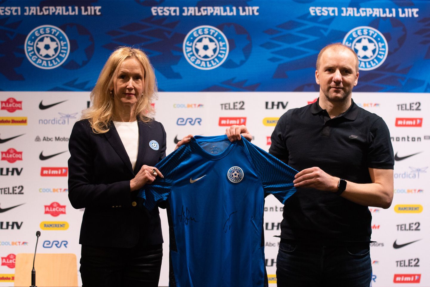 Anne Rei ja Rainer Tops hoidmas käes Eesti jalgpallikoondise uut mängusärki.