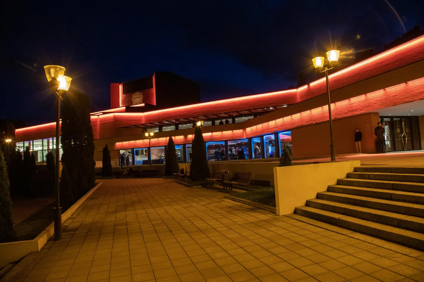 Pidutsetakse Ugala kohvikus ja terrassil.