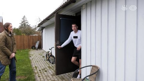 VIDEO KOHAPEALT ⟩ «T***a, kas sa oled peast lilla?» Kuressaare kohtumajja ilmuma pidanud tiktokker Miku puhkas istungi asemel hoopis saunamajas