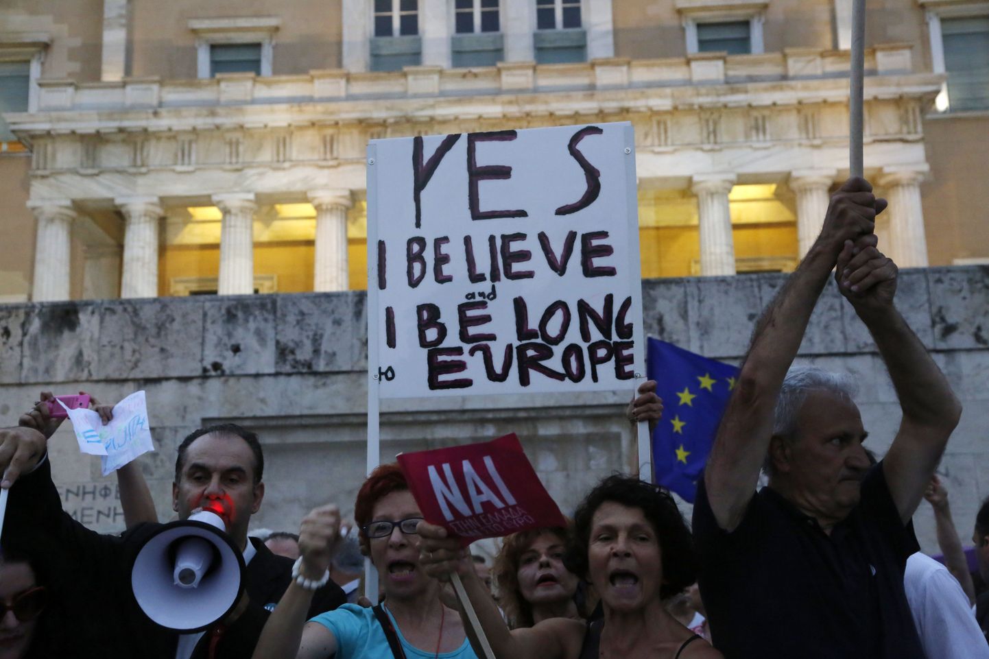 Protesteerijad Kreeka parlamendihoone ees kutsuvad üles referendumil «jah» hääletama.