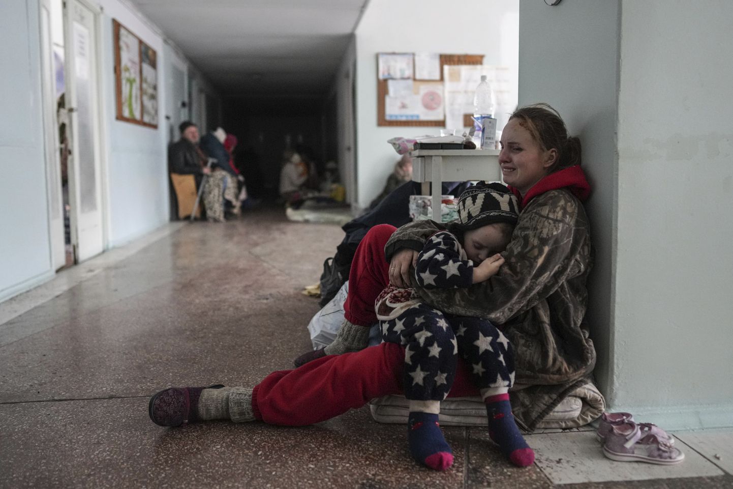 Anastasia Erashova nutab, kui kallistab haiglakoridoris kolmest lapsest ainsat ellu jäänut.