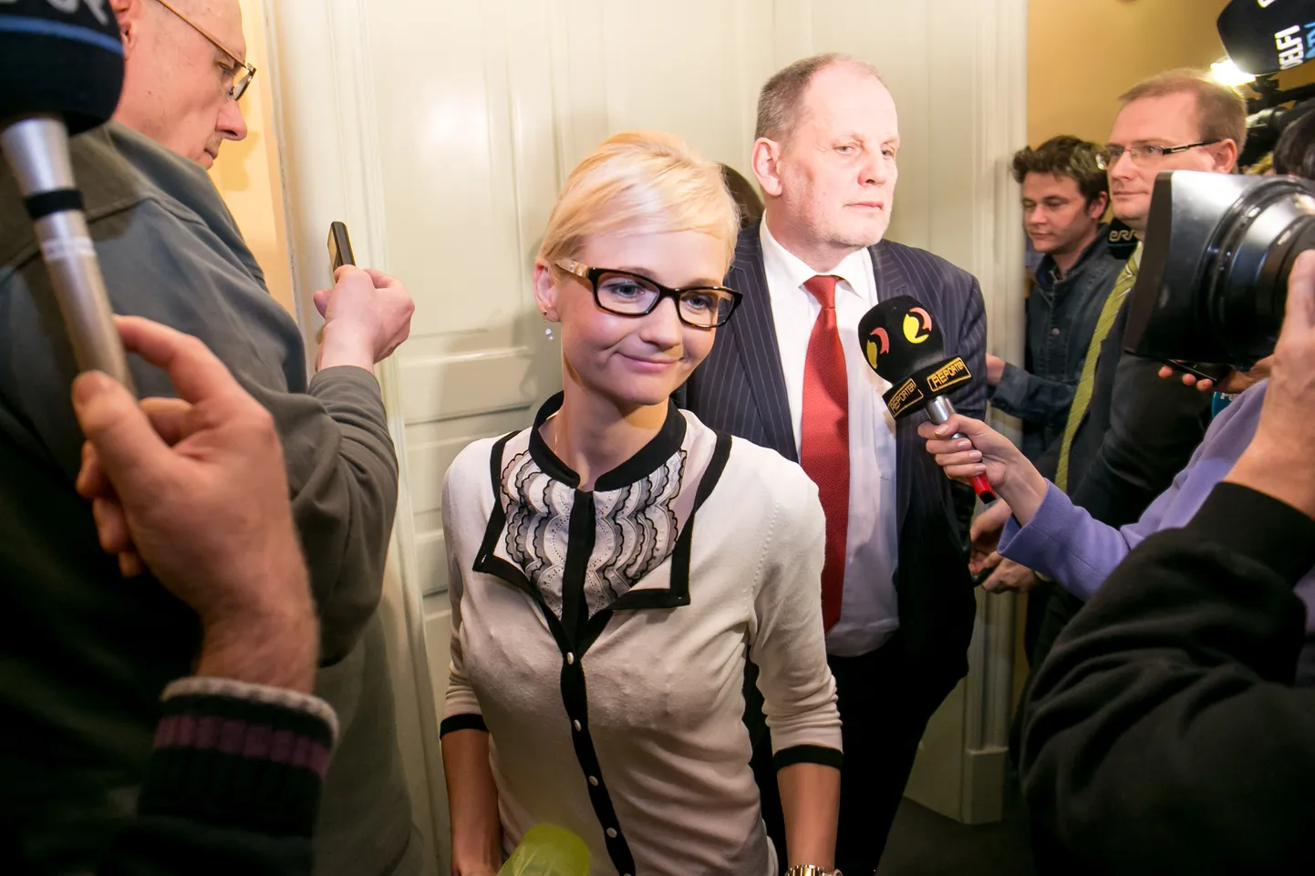 Tallinn. 23MAR16. 
Keskerakonna fraktsiooni esimeheks valiti Kadri Simson. Jaanus Karilaid osutus mittevalituks. 
Pildil fraktsiooni liikmed SIRET KOTKA ja PEETER ERNITS ja ajakirjanikud
FOTO: ERIK PROZES / POSTIMEES